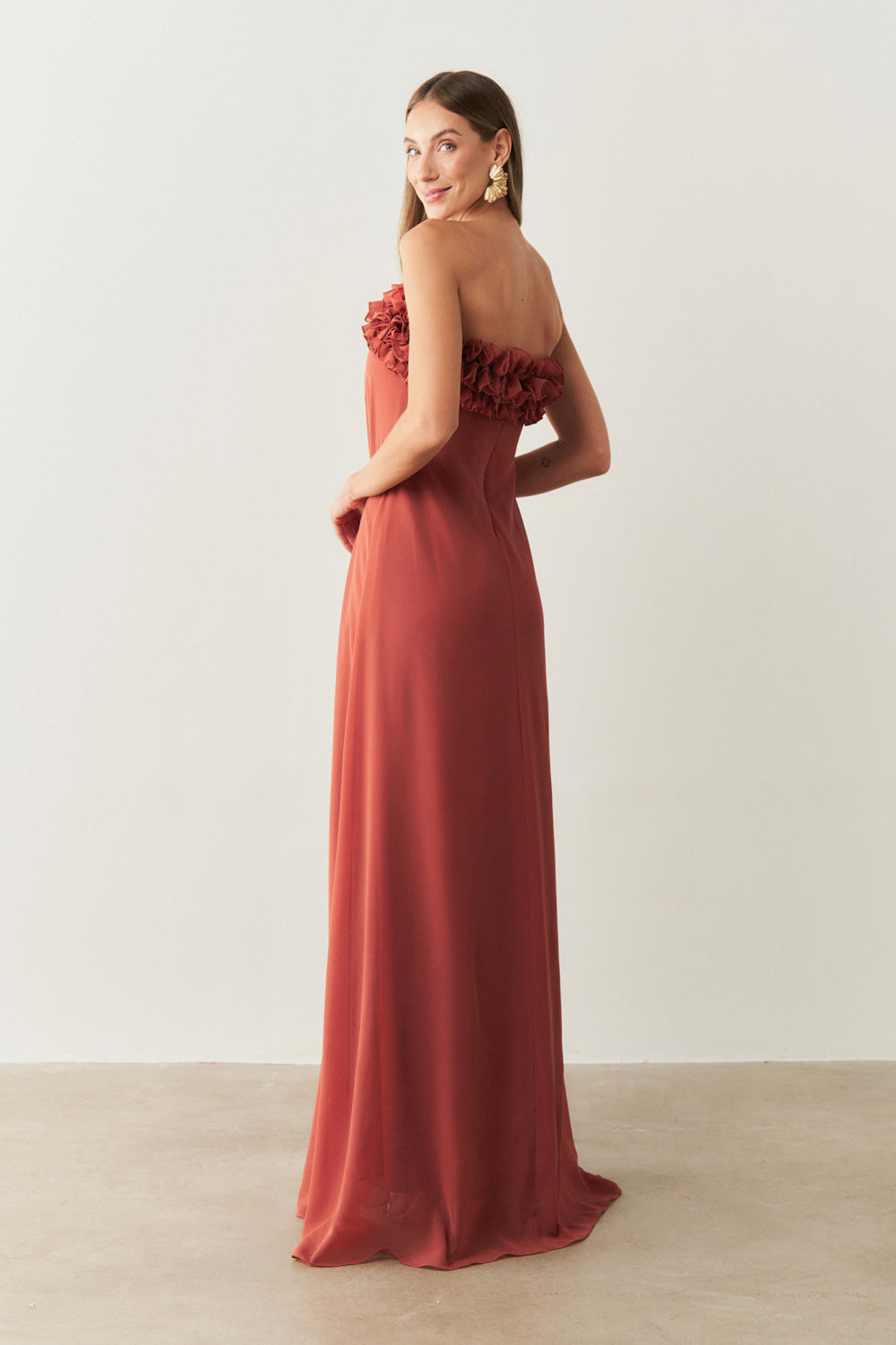Vestido Longo sem Alça em Chiffon com Babados no Decote e Calda Frontal - Armênia Terracota