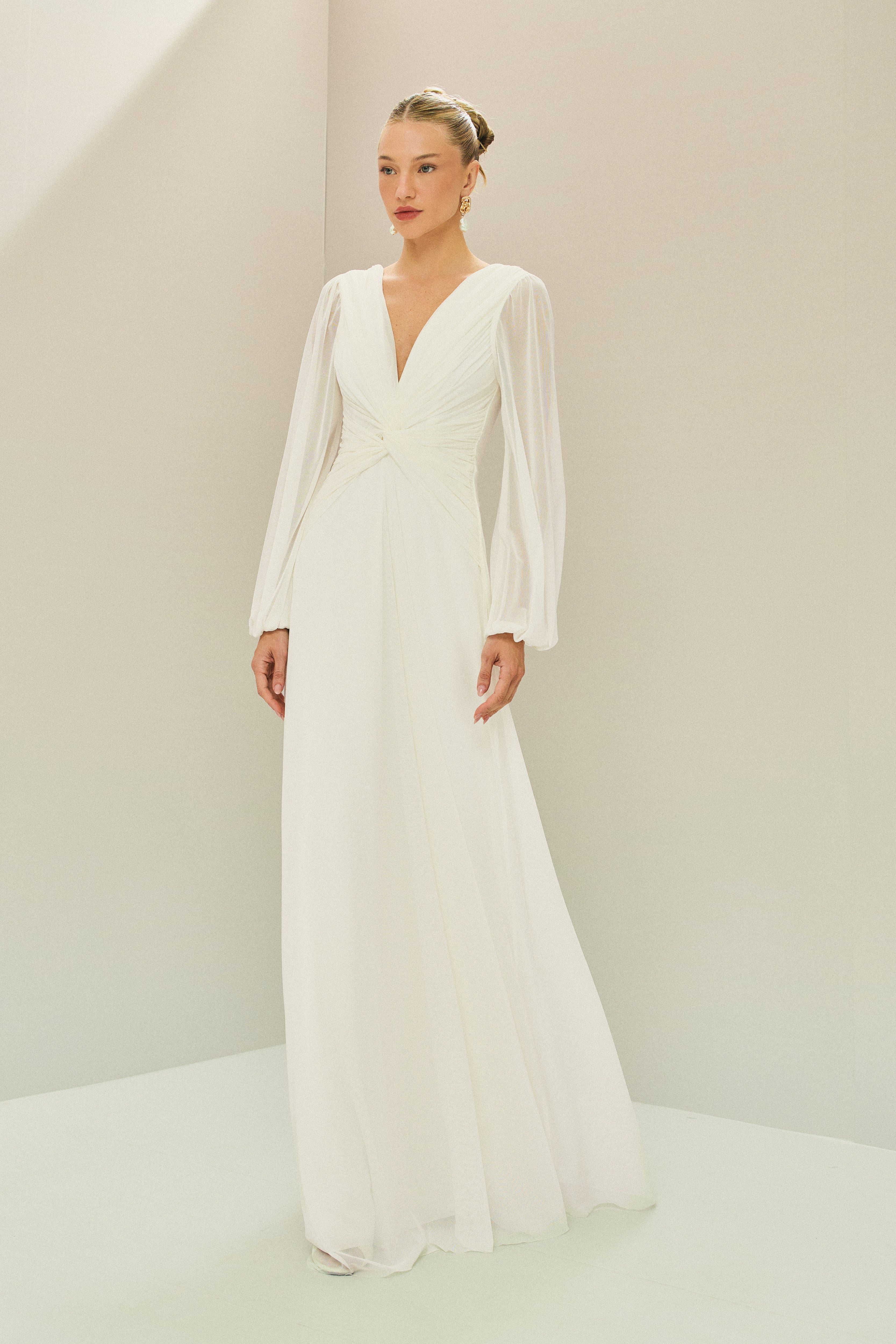 Vestido Longo em Tule com Decote V, Nó e Drapeado Frontal, Mangas Longas - Macau Off White