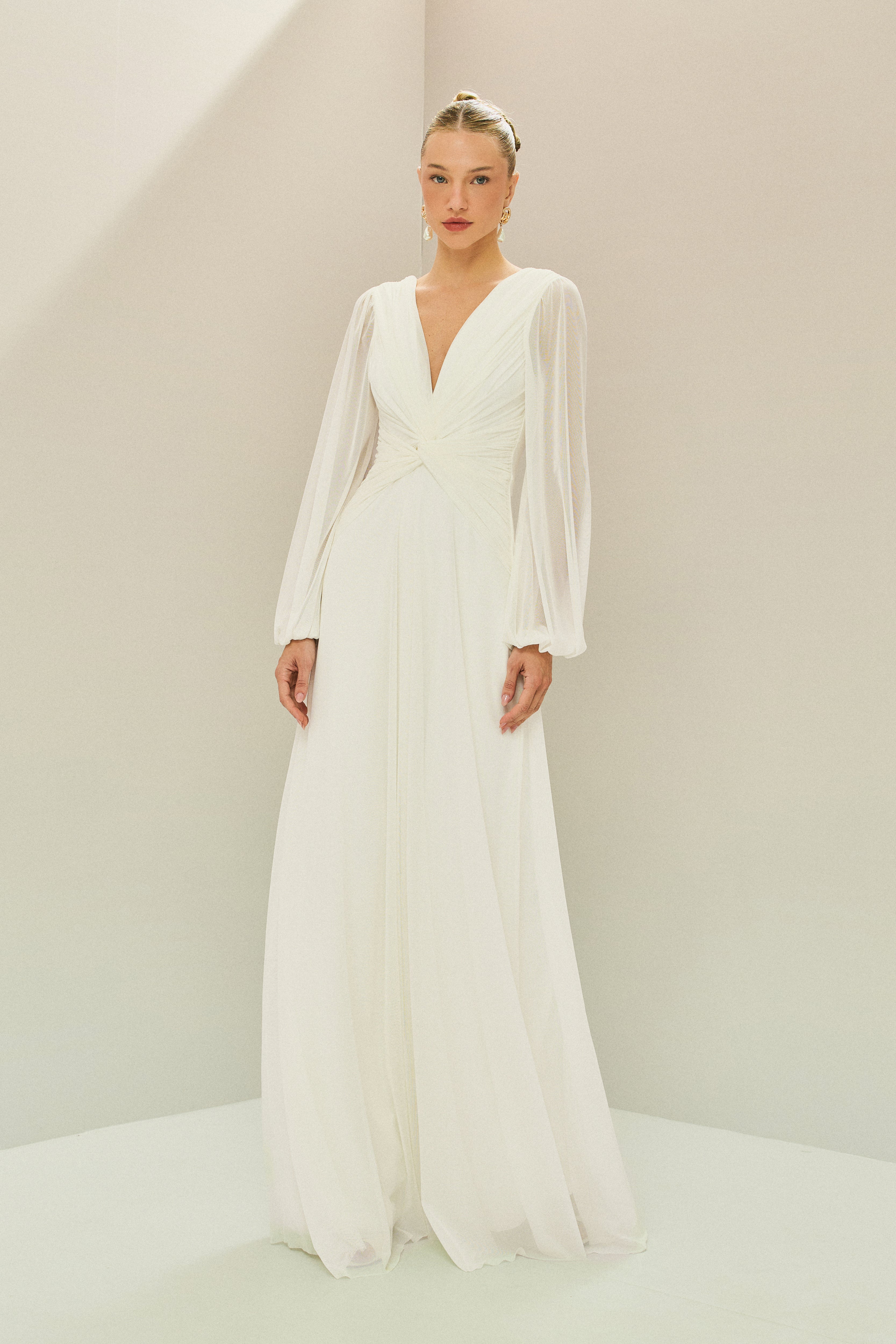 Vestido Longo em Tule com Decote V, Nó e Drapeado Frontal, Mangas Longas - Macau Off White