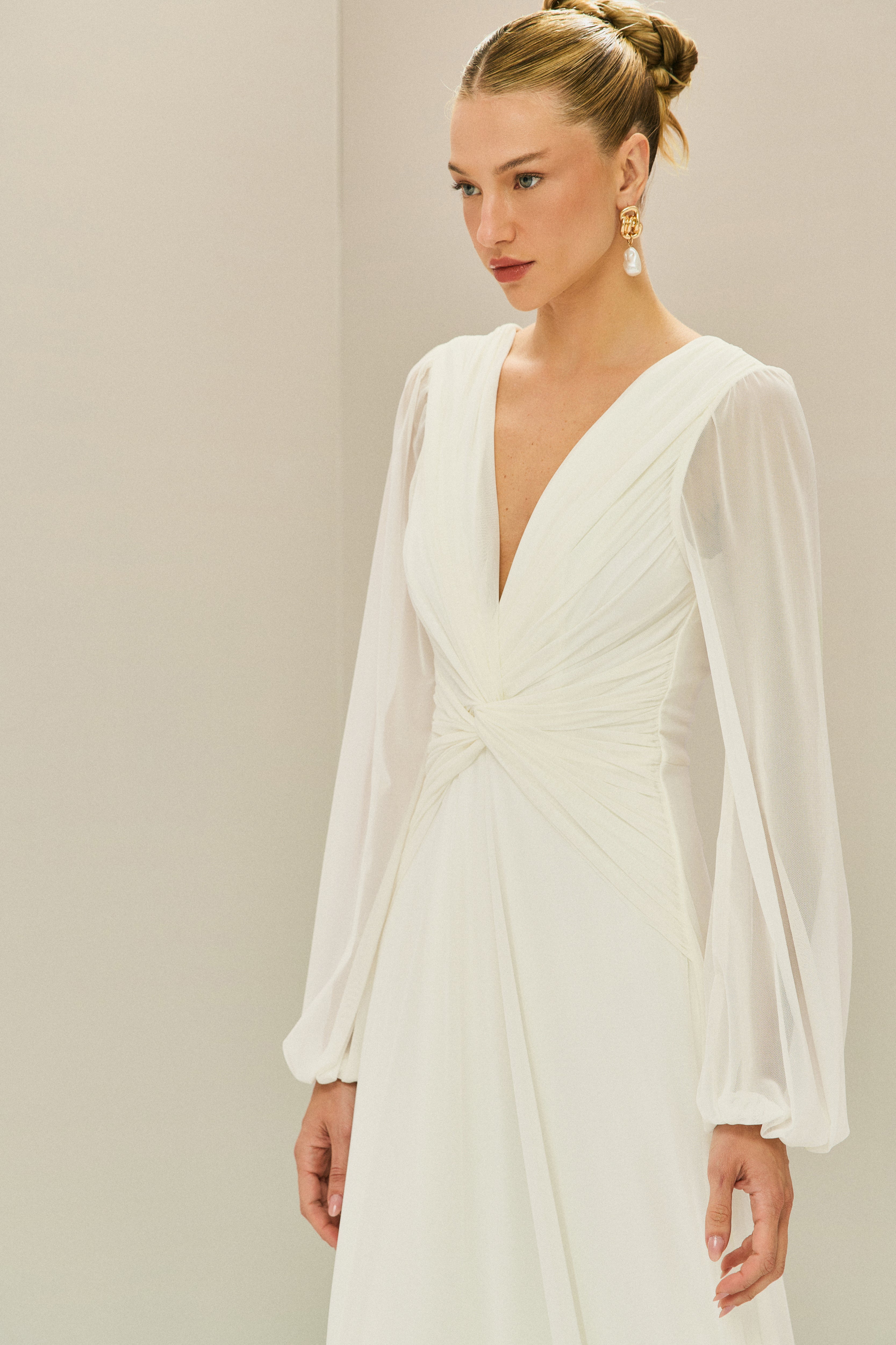 vestido_longo_tule_decote_v_no_drapeado_frontal_mangas_longas_macau_off_white3.jpg