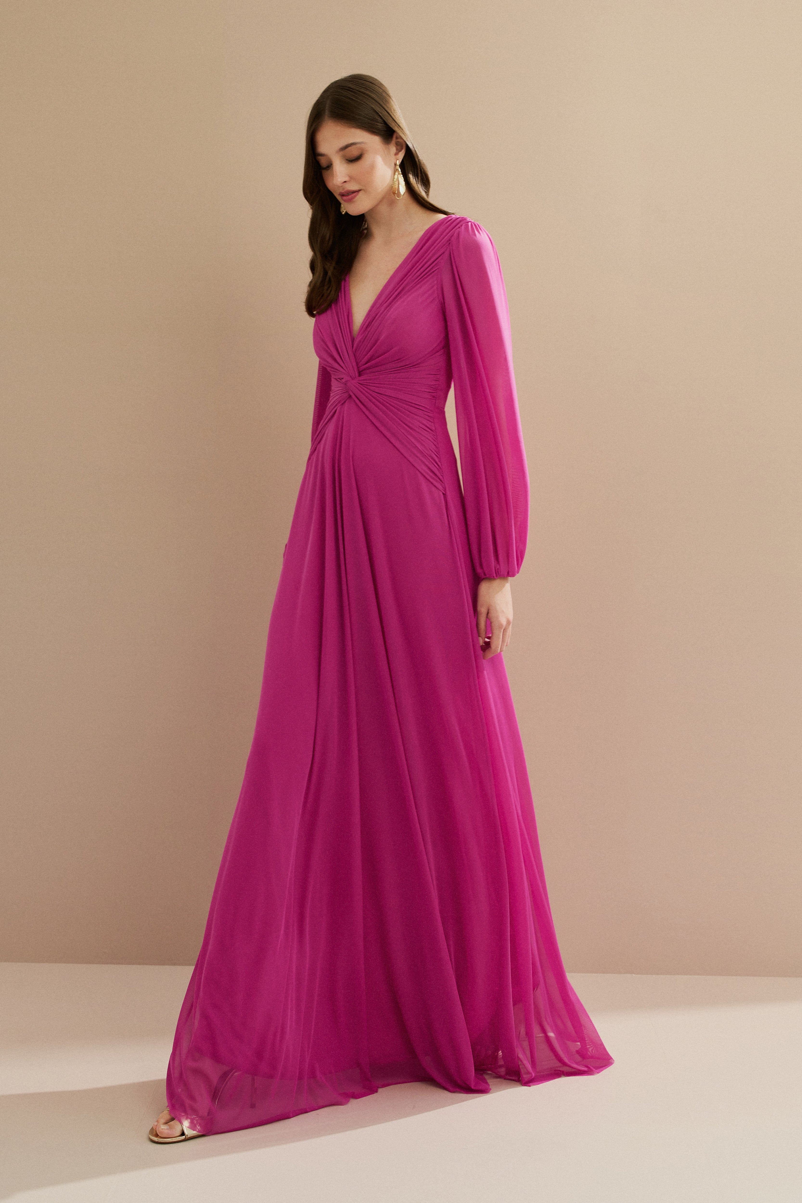 Vestido Longo em Tule com Decote V, Nó e Drapeado Frontal, Mangas Longas - Macau Rosa Pink