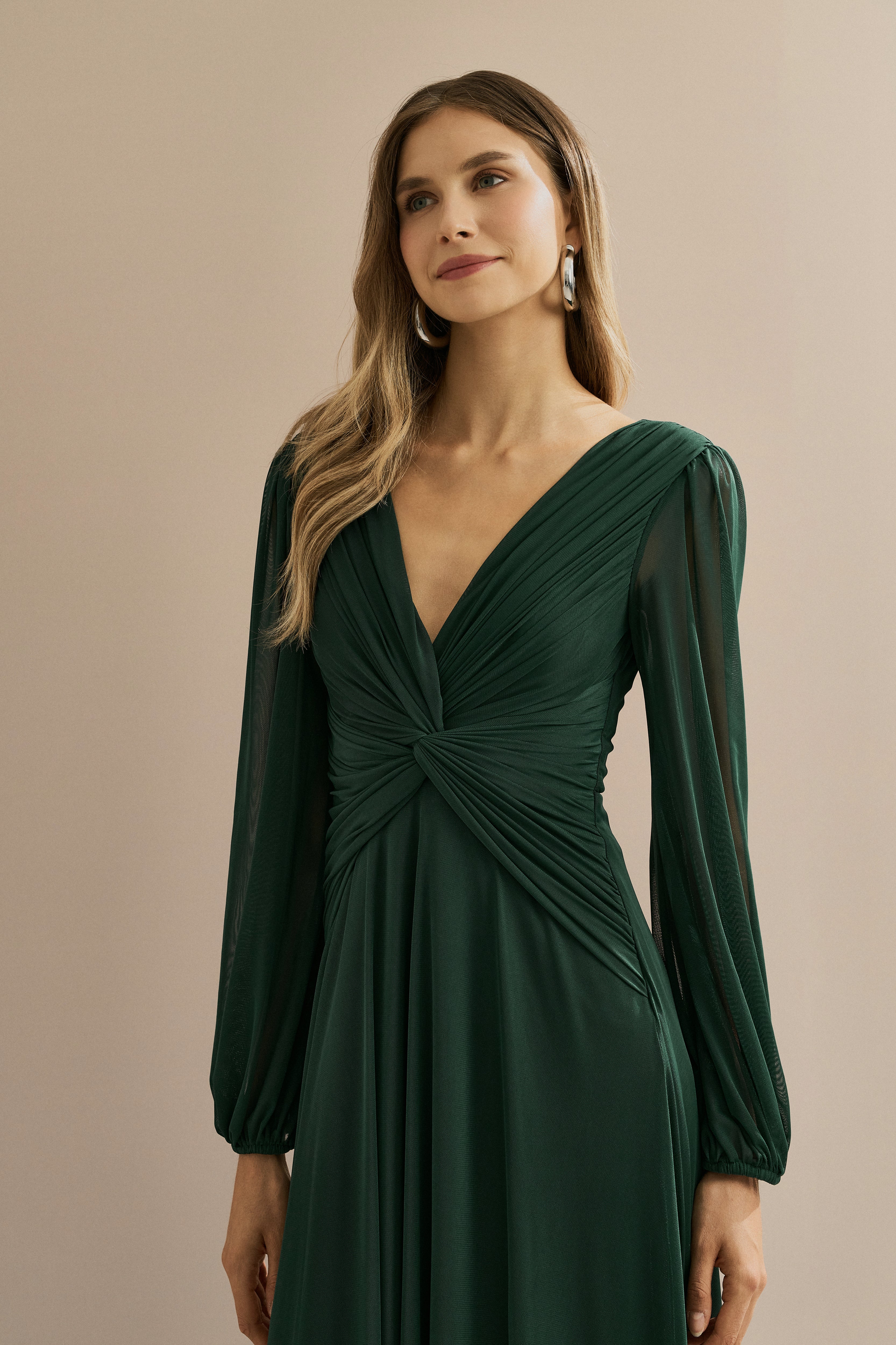Vestido Longo em Tule com Decote V, Nó e Drapeado Frontal, Mangas Longas - Macau Verde Bandeira