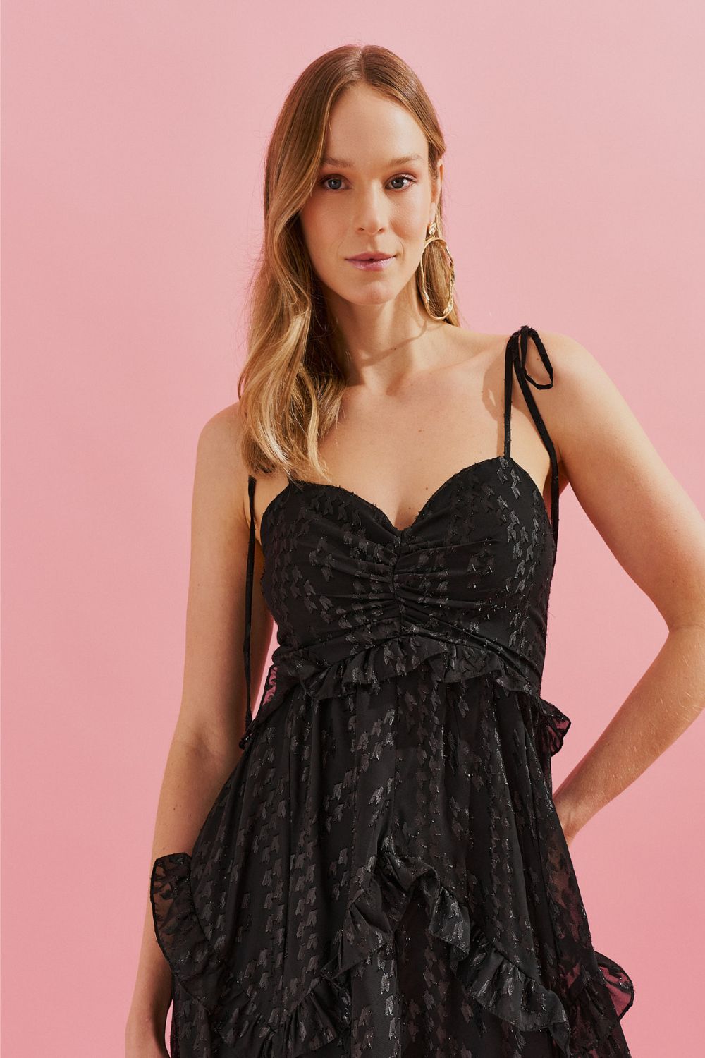 Vestido Midi com Alças Finas e Babados na Saia - Holanda Preto