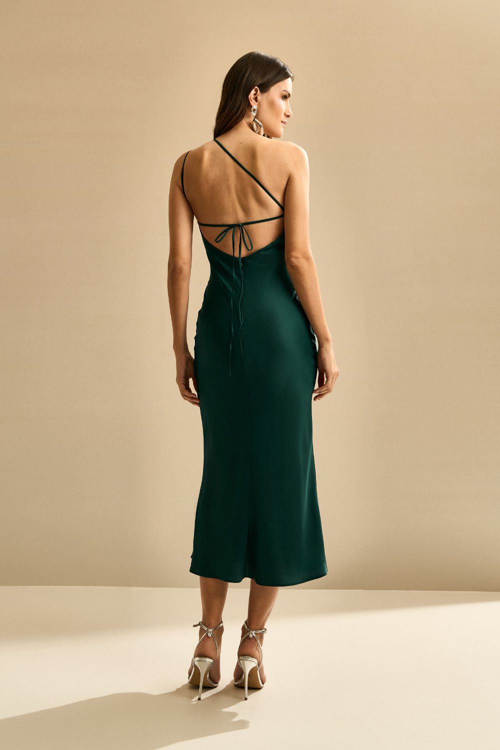 Vestido Midi de Cetim com Decote Triangular Lateral e Amarração nas Costas - Gana Verde Bandeira