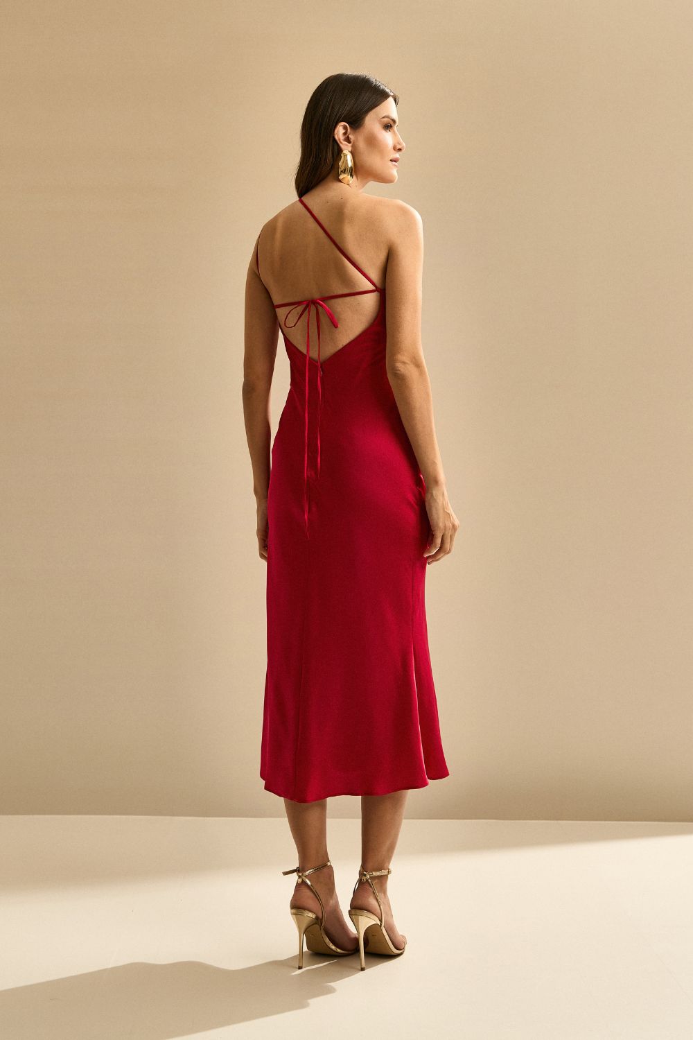 Vestido Midi de Cetim com Decote Triangular Lateral e Amarração nas Costas - Gana Vermelho