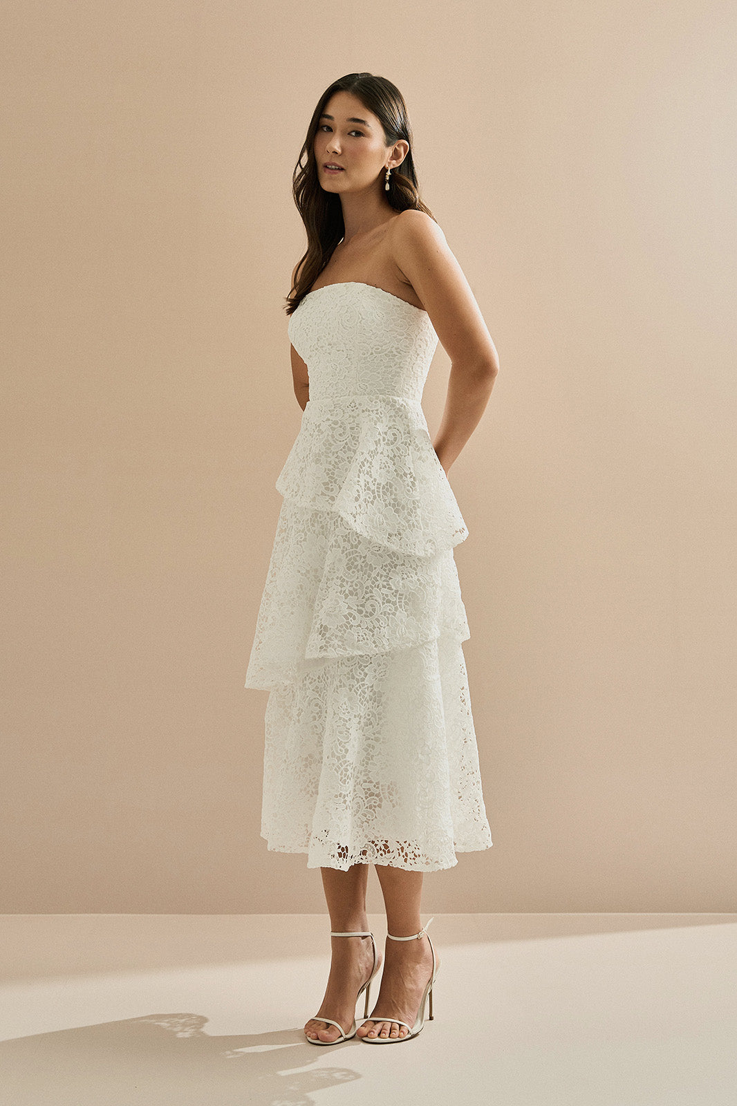 Vestido Midi em Renda Sem Alças e com Babados Assimétricos em Camadas na Saia - Orla Off White